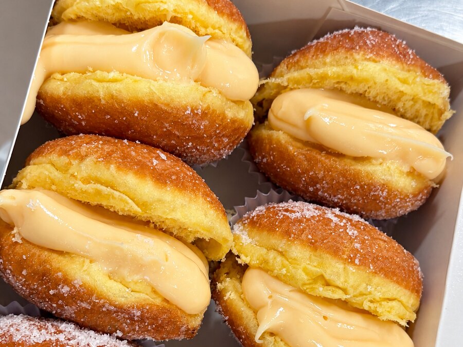Bombas rellenas de crema en nuestro obrador